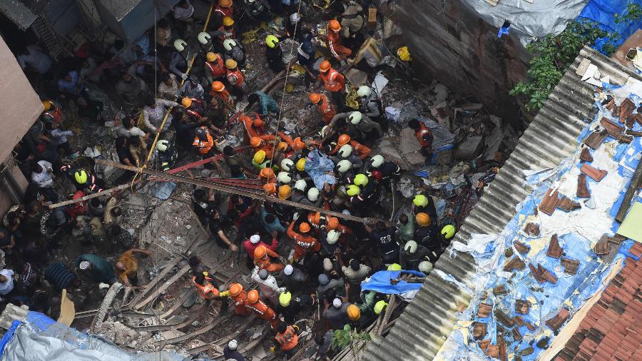 Equipes de resgate tentam localizar sobreviventes do desabamento de um prédio residencial em Bombaim, na Índia - Punit Paranjpe/AFP