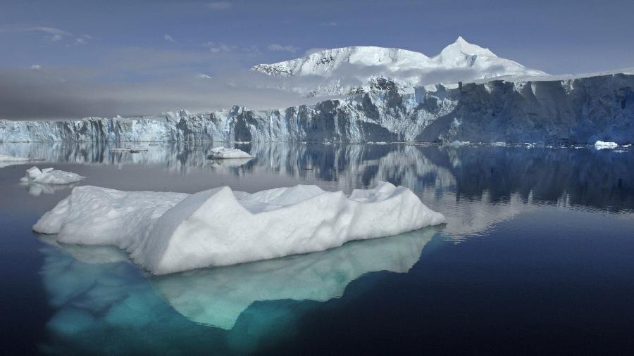 O glacial Sheldon com o monte Barre ao fundo, vistos da baía Ryder, na ilha de Adelaide, na Antártida - Nasa/British Antarctic Survey/via Reuters 