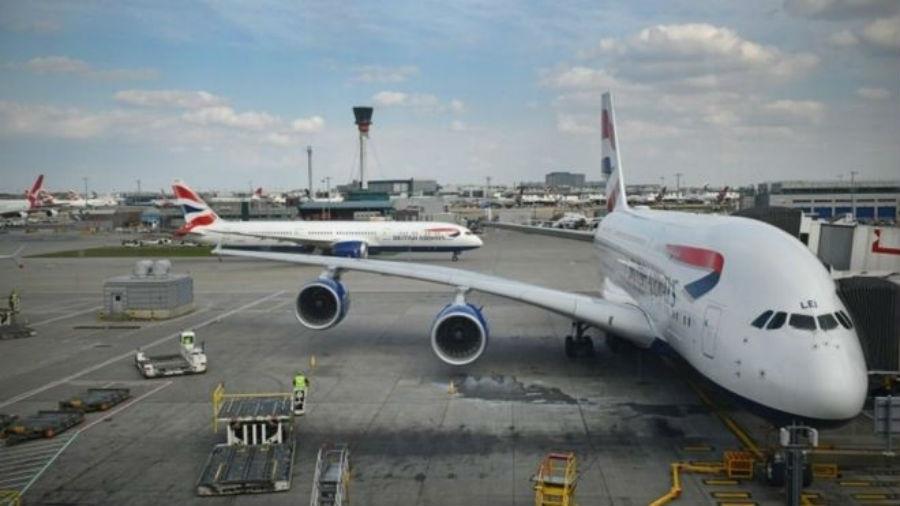 Abastecer aviões com combustível extra ajuda a evitar o custo mais alto deste insumo em seu destino - BBC