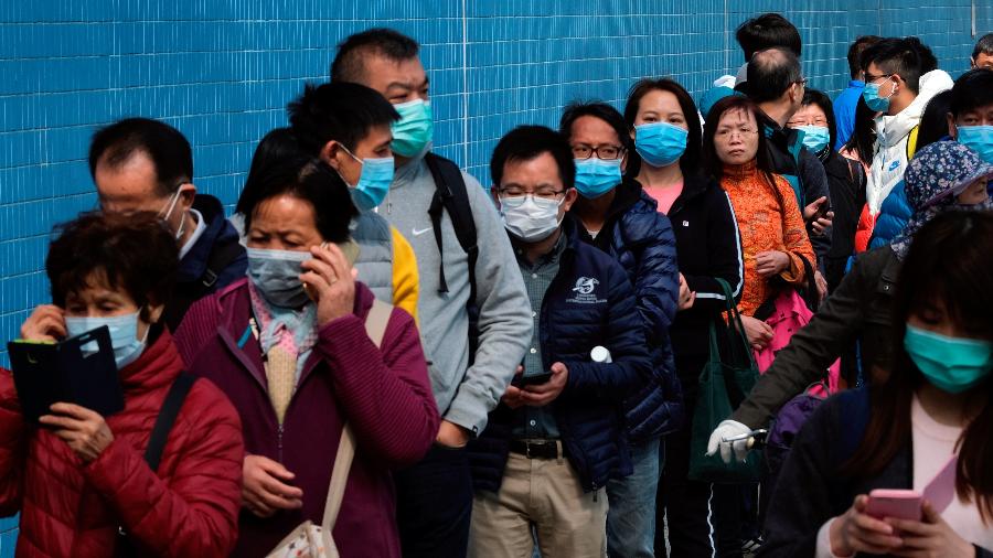 28.jan.2020 - Clientes fazem fila em Hong Kong para comprar máscaras faciais com medo do coronavírus - Tyrone Siu/Reuters