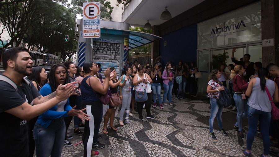 Operadres de telemarketing da Almaviva protestam em frente a empresa na Rua da Consolação - André Lucas/UOL