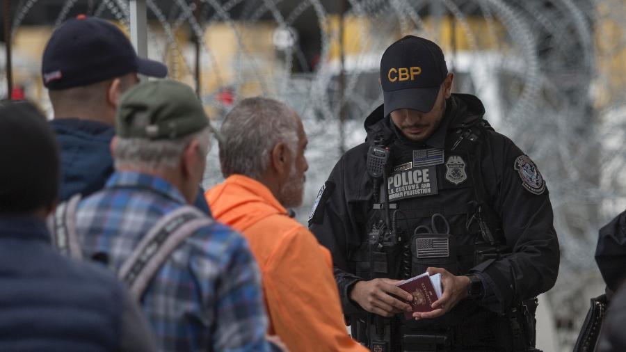 A OPAS disse que está treinando a equipe que já atua na fronteira, mas que essa medida não será suficiente - Omar Martínez/picture alliance via Getty Images