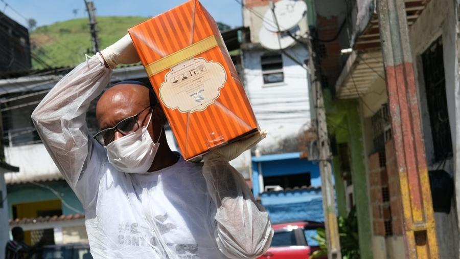 Lideranças comunitárias fazem doação de kits para moradores da Vila Kennedy, em Bangu, no Rio - Divulgação