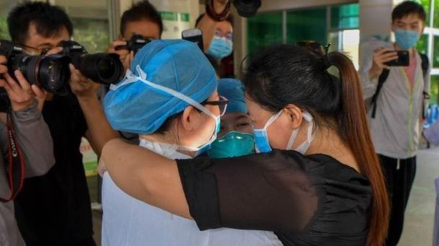Mulher que se recuperou da covid-19 é liberada de hospital na província de Hainan, na China - Getty Images