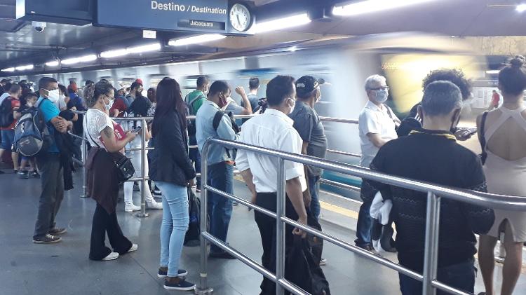 Passageiros aguardam o metrô para o Jabaquara e se aglomeram na estação Sé - Marcelo Oliveira/UOL - Marcelo Oliveira/UOL