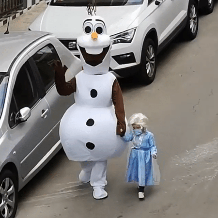 Pai e filha se fantasiam de personagens de Frozen para levar lixo na Espanha - Reprodução/Instagram