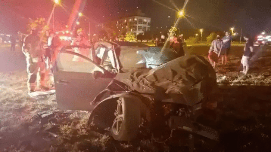 Audi ficou destruído após acidente em Brasília, no domingo. Suspeita é de que veículo participava de um racha - Corpo de Bombeiros do DF/Divulgação