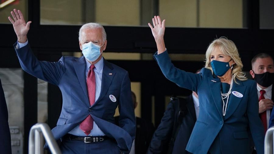 O candidato do partido Democrata Joe Biden registrou seu voto antecipado ao lado da esposa, Jill Biden, em Wilmington, no estado de Dalaware - Drew Angerer/Getty Images/AFP