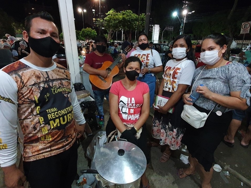 Agonia por informações e violão: uma noite na porta de hospital em Manaus