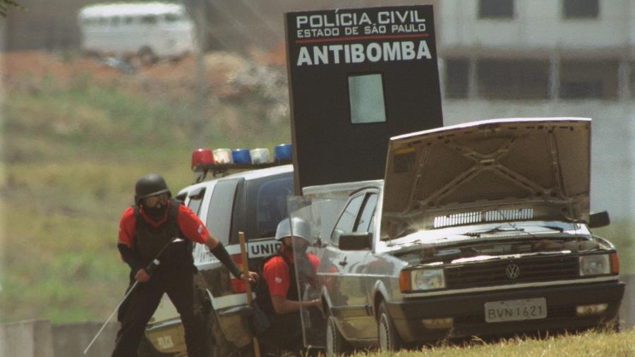 Policiais preparam detonação de explosivos em carro que seria usado em atentado contra a Bolsa - Marcos Peron/Folhapress - 21.out.2002