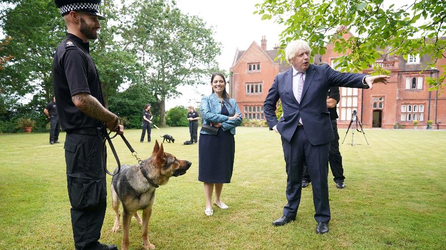 Boris Johnson e o cachorro Dilyn - Yui Mok/Pool via REUTERS