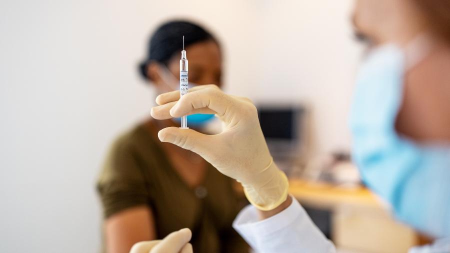 Enfermeira prepara vacina contra covid-19 - Luis Alvarez/Getty Images