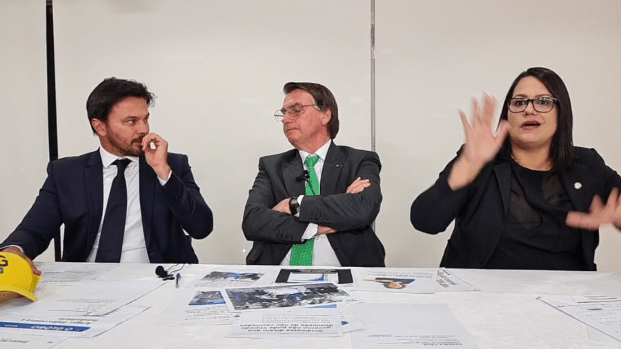 4.nov.2021 - O ministro das Comunicações, Fabio Faria, e o presidente Jair Bolsonaro durante live - Reprodução/Facebook