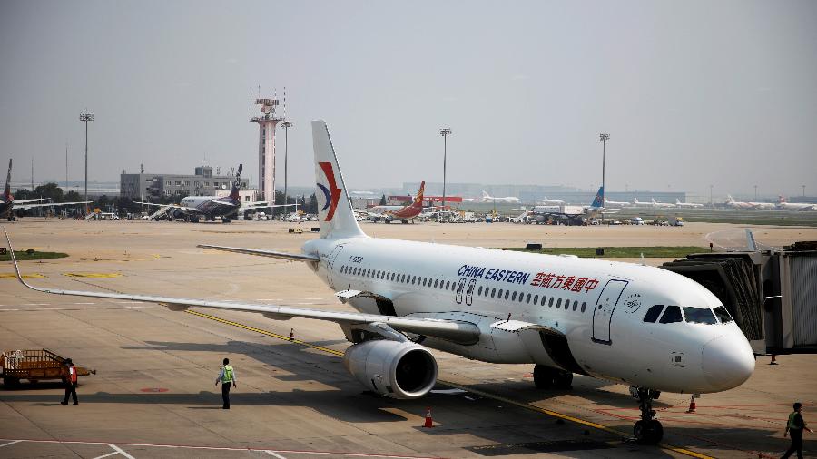 Avião da companhia aérea chinesa China Eastern Airlines no aeroporto de Pequim em 22/07/2020 -  REUTERS/Carlos Garcia Rawlins