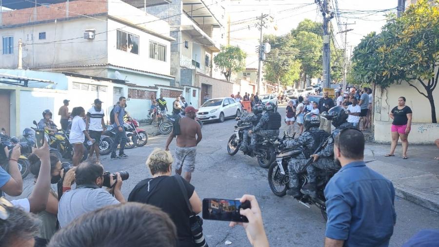 Moradores tentaram fechar linha do BRT e depois se deslocaram para a frente do Hospital Getúlio Vargas, no Rio de Janeiro - Igor Mello/UOL