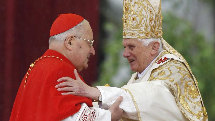 O cardeal Angelo Sodano (à esquerda) foi braço-direito do papa Bento XVI - 4.abr.2010 - Max Rossi/Reuters