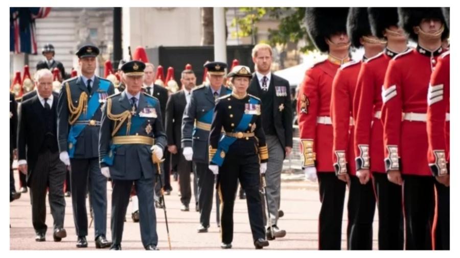 Membros da família real, incluindo o rei Charles 3º à frente, em cerimônia após a morte de Elizabeth 2ª - Foto: Reuters
