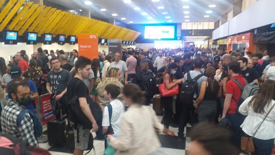 9.out.2022 - Interdição da pista do aeroporto de Congonhas causou longas filas no terminal de passageiros - Rafael Neves/UOL