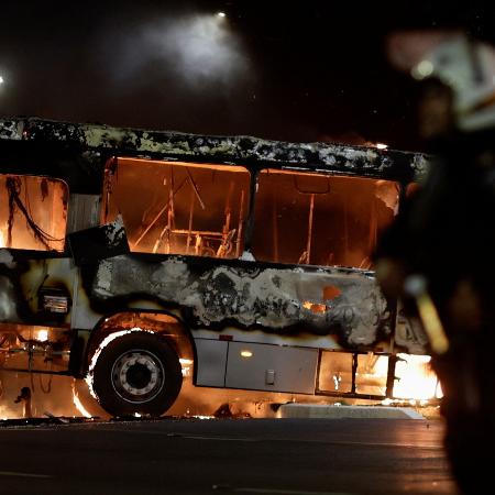 Apoiadores de Jair Bolsonaro atearam fogo em ônibus durante protesto em Brasília - 12.dez.2022 - Ueslei Marcelino/Reuters