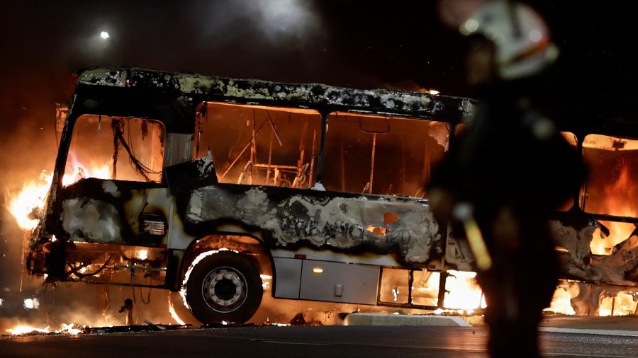 Apoiadores de Jair Bolsonaro atearam fogo em ônibus durante protesto em Brasília - 12.dez.2022 - Ueslei Marcelino/Reuters