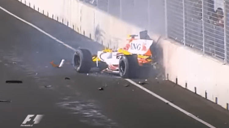 Nelsinho Piquet admitiu que bateu de propósito para ajudar o companheiro, Fernando Alonso 
