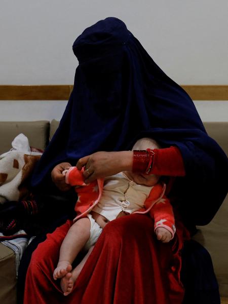 Liberdade das mulheres foi severamente restringida; na foto, mulher veste criança em hospital em Bamiyan, no Afeganistão