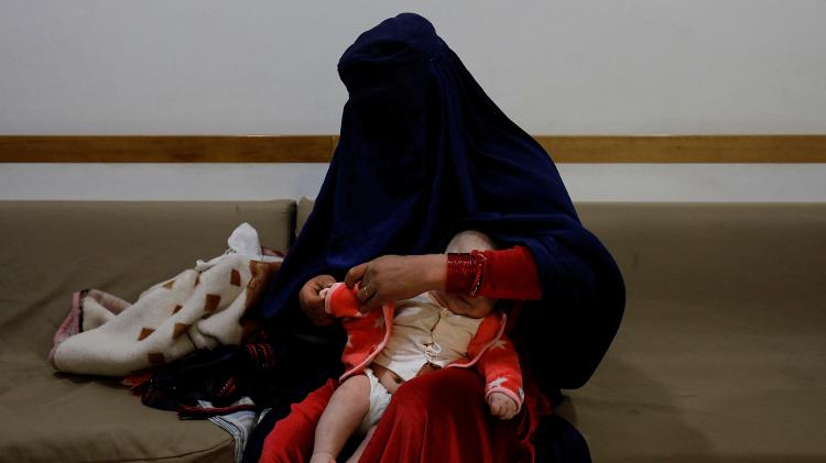 Liberdade das mulheres foi severamente restringida; na foto, mulher veste criança em hospital em Bamiyan, no Afeganistão
