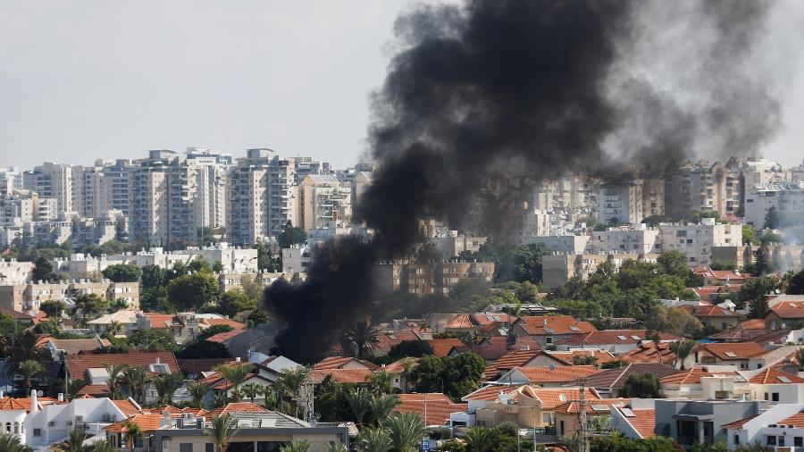 Israel ficou com colunas de fumaça após ataques do Hamas