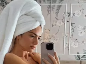 Ewbank faz topless e posa só de calcinha e toalha na cabeça: 'Sexyzinha'