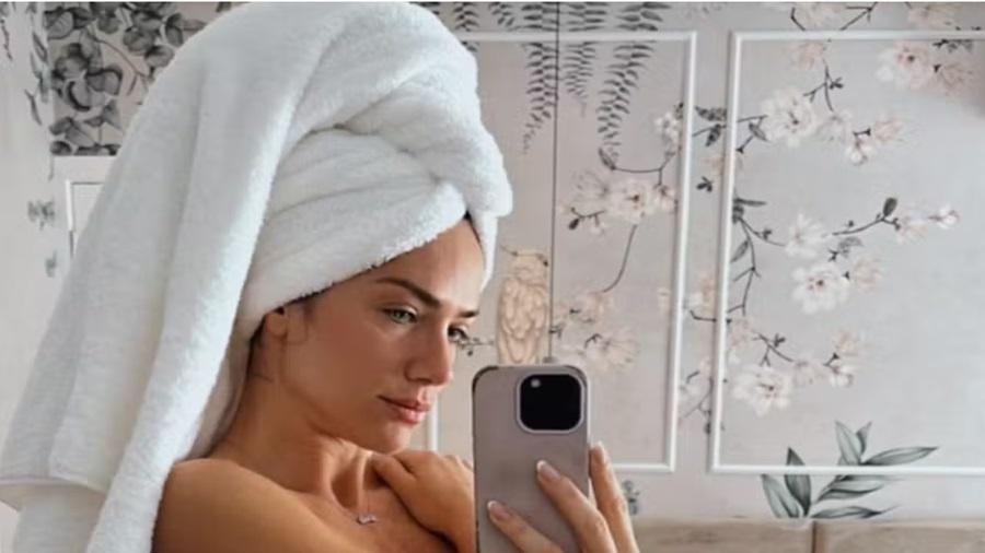 Giovanna Ewbank posa de topless, calcinha e toalha na cabeça