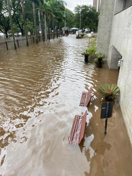 Térreo da sede do TRF-4 inundado, em Porto Alegre