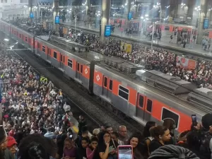 Problema na linha 11-Coral da CPTM deixa plataformas lotadas em SP