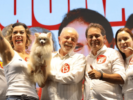 A cachorrinha Marrion com a tutora Nathalia Herculano, o presidente Lula e Evandro Leitão, prefeito eleito em Fortaleza - Reprodução/Instagram