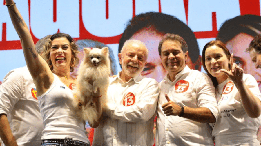 A cachorrinha Marrion com a tutora Nathalia Herculano, o presidente Lula e Evandro Leitão, prefeito eleito em Fortaleza