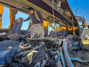 Dois acidentes de ônibus na mesma rodovia deixam 52 mortos no Afeganistão