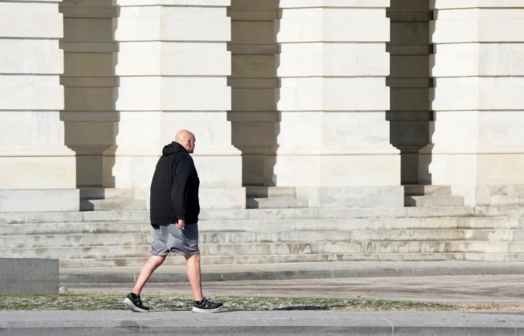 Apesar do frio, senador John Fetterman caminhou até a entrada do Capitólio de bermuda antes do início da cerimônia de posse de Donald Trump