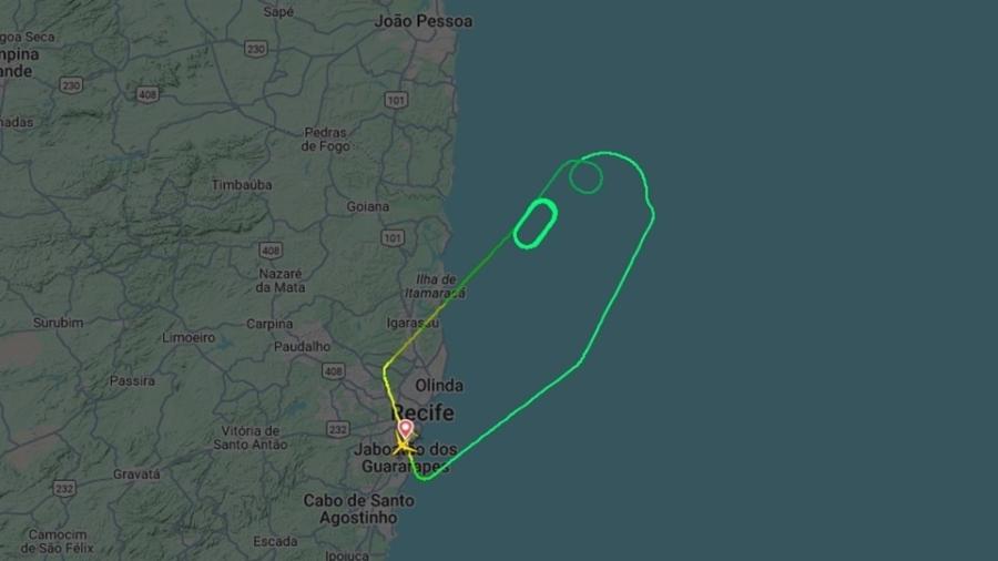 Serviço de monitoramento aéreo mostra que aeronave ficou circulando por cima do oceano antes de pousar no aeroporto do Recife - FlightRadar/Reprodução de vídeo