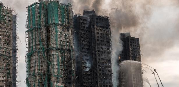 https://conteudo.imguol.com.br/c/noticias/f3/2025/11/27/27nov2025---apartamentos-ainda-queimam-apos-um-grande-incendio-ter-devastado-varios-blocos-de-apartamentos-no-conjunto-residencial-wang-fuk-court-no-distrito-de-tai-po-em-hong-kong-1764245947813_v2_615x300.jpg