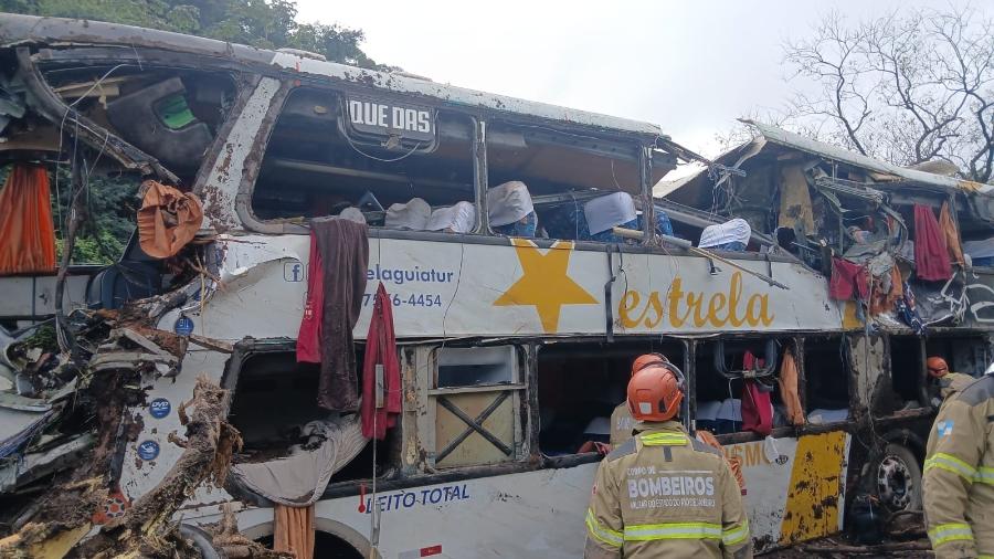 As equipes do CBMERJ foram mobilizadas às 4h42 e atuaram no local realizando o resgate das vítimas, algumas em situação de encarceramento, presas nas ferragens do veículo