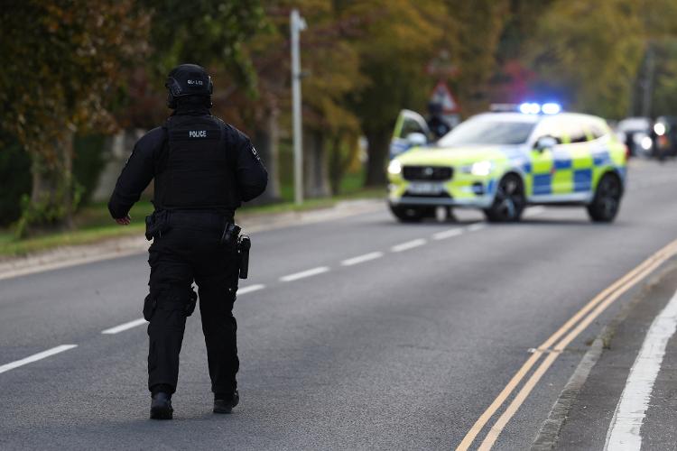 Um policial bloqueia uma estrada perto da base aérea da RAF (Força Aérea Real) que abriga pessoal da Força Aérea dos Estados Unidos, em Fairford, Gloucestershire, no Reino Unido
