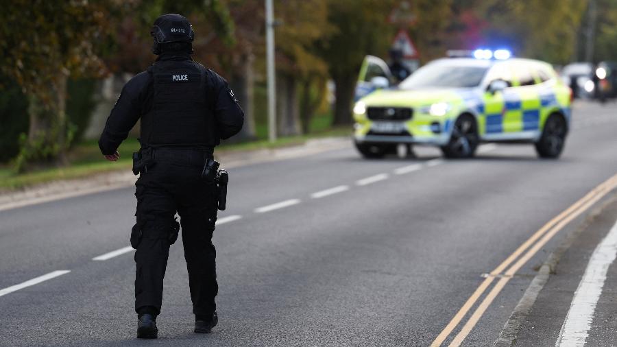 Um policial bloqueia uma estrada perto da base aérea da RAF (Força Aérea Real) que abriga pessoal da Força Aérea dos Estados Unidos, em Fairford, Gloucestershire, no Reino Unido