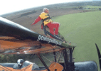 Mulher de 99 anos realizando acrobacia na asa de um avião