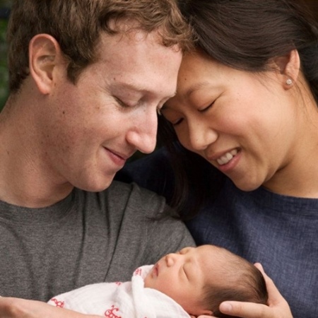 Mark Zuckerberg posa ao lado da filha Max, então recém-nascida, e a mulher Priscilla Chan - Reprodução/Facebook