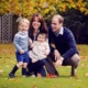 18.dez.2015 - Kate Middleton, o príncipe William e os filhos do casal, os príncipes George e Charlotte (no colo de Kate), tiram foto no palácio de Kensington, em Londres. A imagem, divulgada nesta sexta-feira (18), é do final de outubro - Chris Jelf/AFP