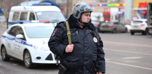 Policial monta guarda próximo a local onde mulher aparece com cabeça de criança, em Moscou, na Rússia
