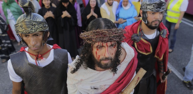 Fiéis encenam a prisão e crucificação de Jesus Cristo nas ruas de Belém, no Pará - Tarso Sarraf/Estadão Conteúdo