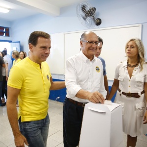 Geraldo Alckmin ao lado de João Dória durante votação de prévia do PSDB - Joel Silva-20.mar.2016/Folhapress