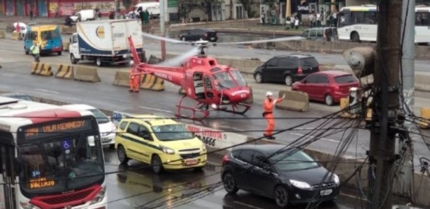 Helicóptero pousou na Avenida Brasil para fazer atendimento após acidente  - Reprodução/Centro de Operações Rio