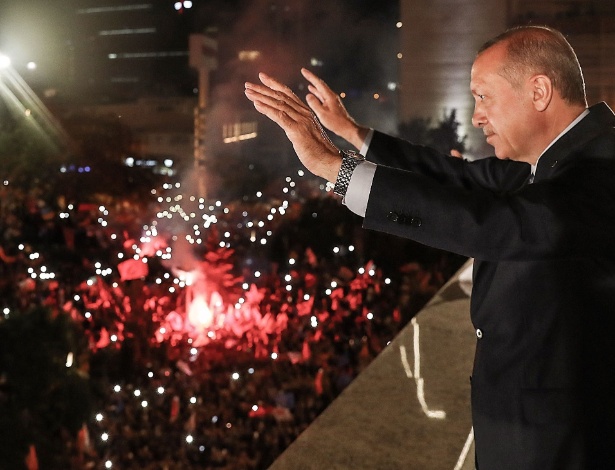 Presidente Recep Tayyip Erdogan comemora sua reeleição em Ancara, capital da Turquia - AFP/TURKISH PRESS SERVICE/KAYHAN OZER