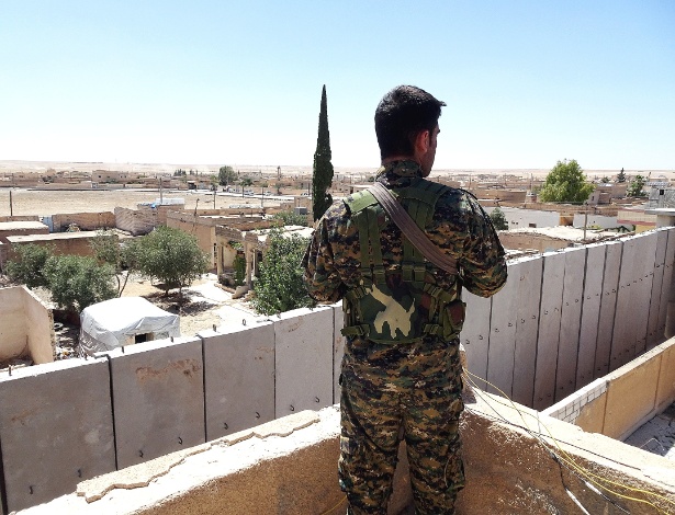 Soldado da FDS vigia do alto de uma prisão em Ainissa, na Síria - Charlie Savage/The New York Times